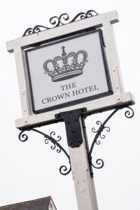 奥尔顿The Crown Hotel的一座建筑顶部的皇冠酒店标志