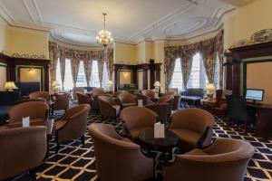绍斯波特威尔士王子酒店 的一间设有桌椅和窗户的等候室