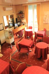 里昂富驰酒店的一间设有红色桌椅的用餐室