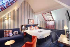 若西尼Hob Le Cheval Blanc的酒店客房,配有床和沙发