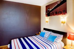 卢尔德La Sainte Famille的一间卧室配有一张带蓝色和白色枕头的床