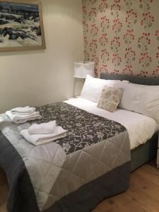 爱丁堡拉纳克公寓 的一间卧室配有带毛巾的床