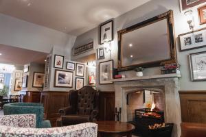 沃辛The Highdown – Brunning and Price的客厅设有壁炉和镜子