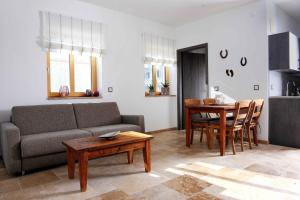 安德希斯Bernhardhof Andechs的客厅配有沙发和桌子