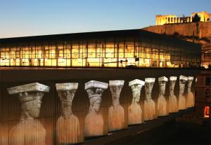 雅典ACROPOLIS MUSEUM APARTMENT的一座带一排玻璃瓶的建筑