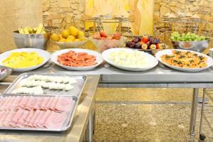 圣保罗Braston Augusta Hotel by Castelo Itaipava的自助餐,包括多种不同类型的水果和蔬菜
