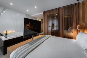 日内瓦帕契斯9酒店的一间卧室设有一张大床和一个水槽
