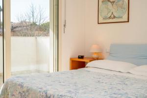 里米尼Appartamento Il Castello的一间卧室设有一张床和一个窗口
