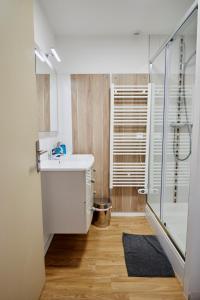 Les Appartements Saint-Michel - centre-ville 2 chambres 90m2 avec garage的一间浴室