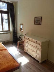贝尔恩卡斯特尔-库斯Bernkastler Graben的一间卧室配有梳妆台、桌子和窗户。