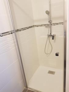 勒克罗图瓦BAIE DE SOMME - Le pourquoi pas的浴室里设有玻璃门淋浴