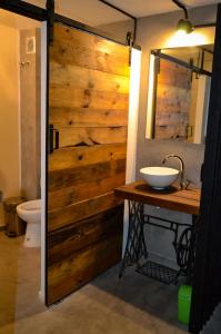 科尔多瓦启程旅馆的浴室设有木制推拉门和水槽
