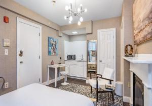波士顿Bay Village Suites的一间卧室配有一张床、一张桌子和一个壁炉