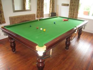 埃文河畔斯特拉特福Arden Hill Farmhouse - Hot Tub, Snooker Table, Sleeps 16的一张台球桌,里面放着球