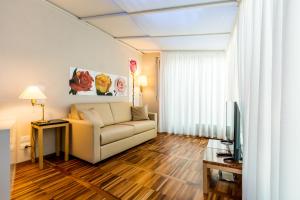 都灵Juvarrahouse Luxury Apartments的带沙发和电视的客厅