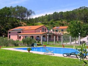 博纳索拉La Rossola Resort & Natura的一座大房子,在院子里设有游泳池