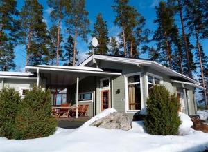 Oravi奥拉维度假屋的前面有雪的小房子