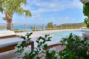 古斯塔维亚Sunrise - Luxury villa at the heart of the island的海景度假游泳池