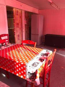 GaudièsParc Des Oliviers的红色和白色的桌子、椅子和冰箱