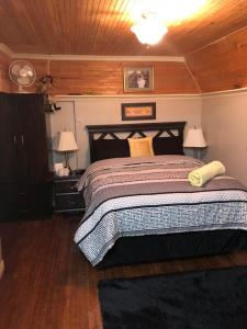 博纳维斯塔By The Sea Tourist Home的一间卧室设有一张床和木制天花板