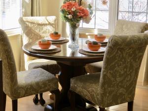 特伦顿Stone Garden Inn的餐桌、椅子和花瓶