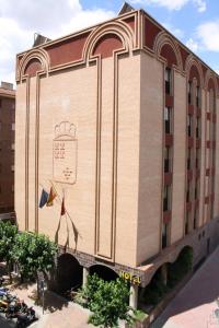 穆尔西亚帕克彻穆尔西亚酒店的建筑的侧面有标志