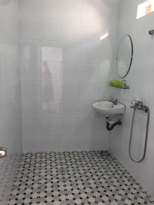 美奈Bí Homestay的白色的浴室设有水槽和镜子