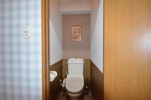 MizuhoApartment Zen Hotel的一间位于客房内的白色卫生间的浴室