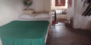 拉穆Wildebeeste Lamu的小房间,配有床和绿毯