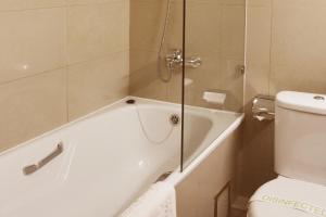 乌兰巴托卡帕瑞特酒店的带浴缸、卫生间和淋浴的浴室。