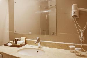 乌兰巴托卡帕瑞特酒店的一间带水槽和镜子的浴室