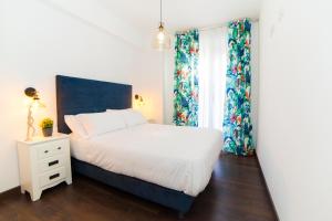 瓦伦西亚Precioso Apartamento Cerca de Plaza España的卧室配有白色的床和窗户。