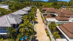 奥南海滩Baan Santhiya Private Pool Villas - FREE Tuk-Tuk Service to the Beach!的棕榈树一排别墅的顶部景色