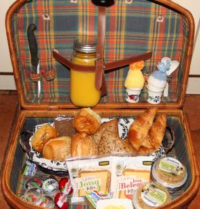 希尔登B&B De Rumelshof的装满各种面包和橙汁的手提箱
