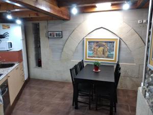奥尔塔-德圣胡安Casa del Pintor的厨房里配有餐桌的用餐室