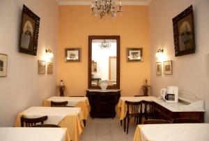 提诺斯阿夫拉酒店的餐厅设有桌椅和镜子