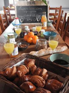 Pommiers-en-ForezDomaine de Laverchère的一张桌子,上面放着一大堆糕点和橙汁