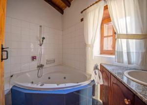 卡科佩特里亚利诺斯酒店的带浴缸和盥洗盆的浴室