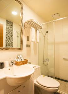 台北享住旅店-台北火车站的一间带水槽、卫生间和淋浴的浴室