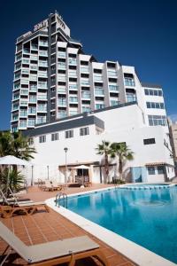坎佩略红鸡家庭酒店的一座带游泳池和大型建筑的酒店
