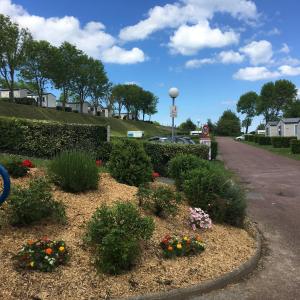 滨海克里耶勒Camping le Mont Joli Bois的路旁种满鲜花的花园