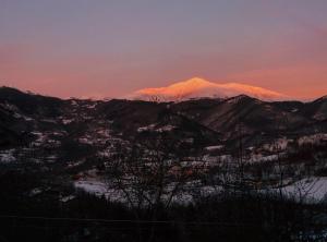 菲乌马尔博Val Del Rio的山地,雪地覆盖,日落在背后