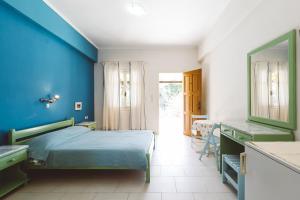 圣尼古拉奥斯Panorama Apartments updated with infinity pool的一间蓝色卧室,配有一张床和镜子