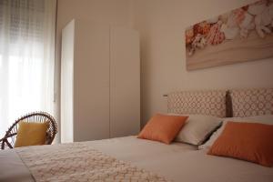 切萨雷奥港Casa Matteo的一间卧室配有带橙色枕头的床