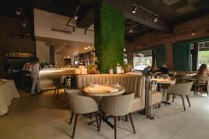 迈阿密圣米迦勒酒店的一间带桌椅和绿色墙壁的餐厅
