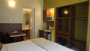 萨尔塔Casacerro的酒店客房设有一张床和一个小厨房