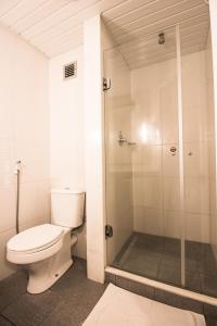 马卡帕Amapá Hotel的一间带卫生间和淋浴的浴室
