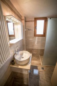锡蒂亚海湾景公寓的一间带水槽和镜子的浴室