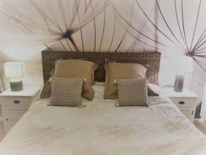 格拉多EXCELSIOR 10 - Luxury apartment的一间卧室配有一张带2个床头柜的大床