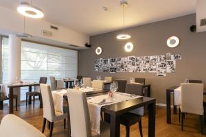莱德罗Da Elda Natural Retreat的用餐室配有桌椅和墙上的照片